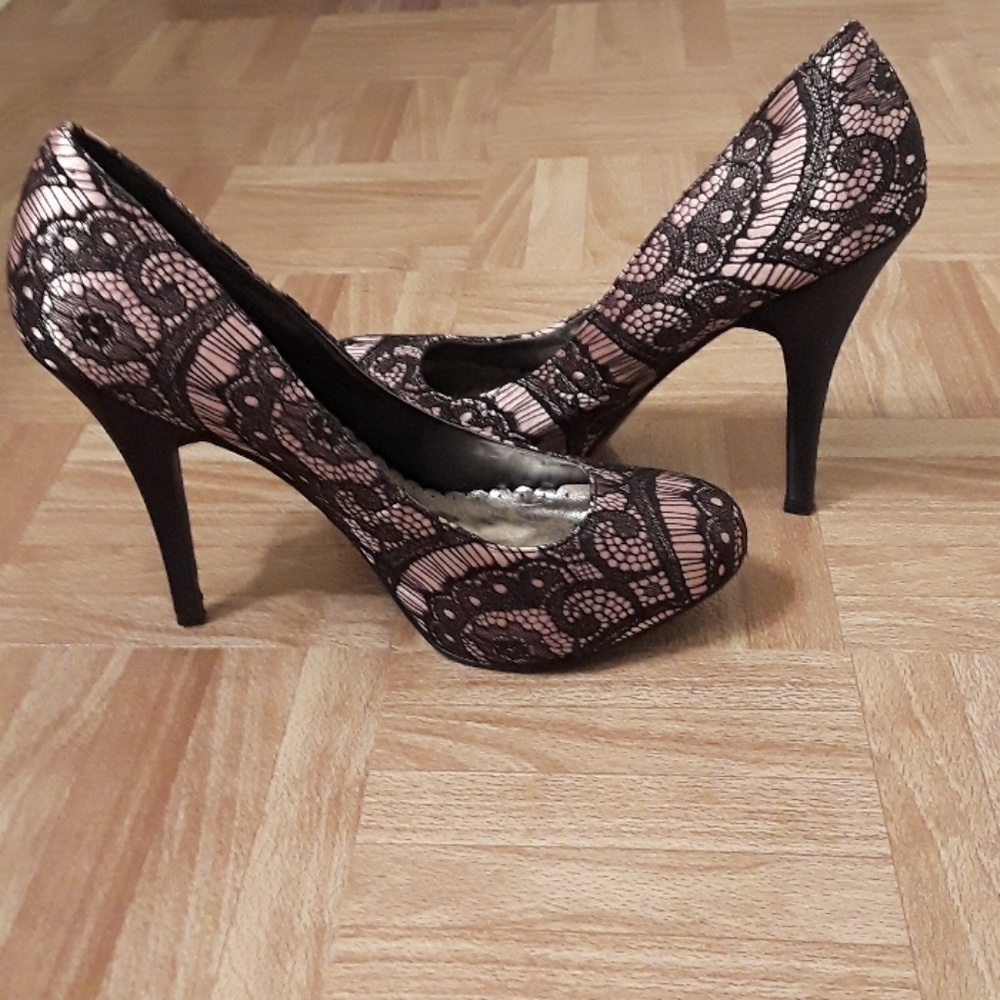 LIKE NEW  Lulu Townsend satin lace heels